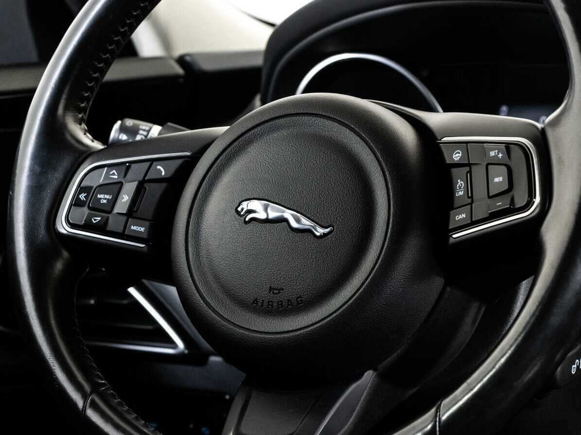 Jaguar XE с пробегом — 2017 год. Фото: #11