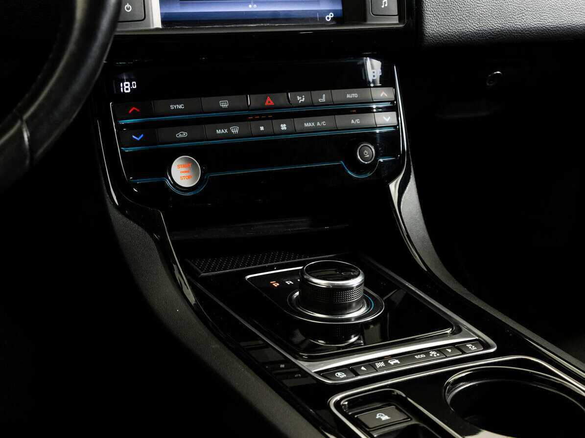 Jaguar XE с пробегом — 2017 год. Фото: #12