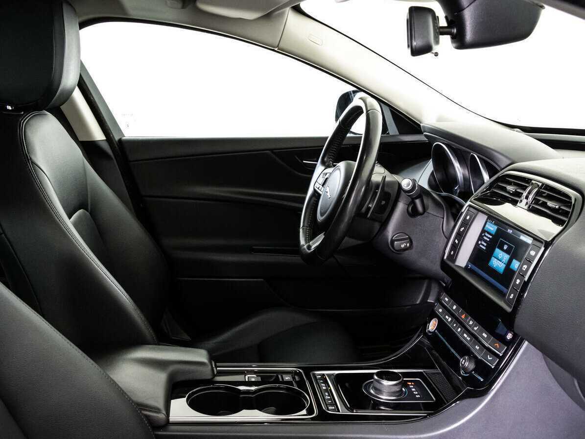 Jaguar XE с пробегом — 2017 год. Фото: #14