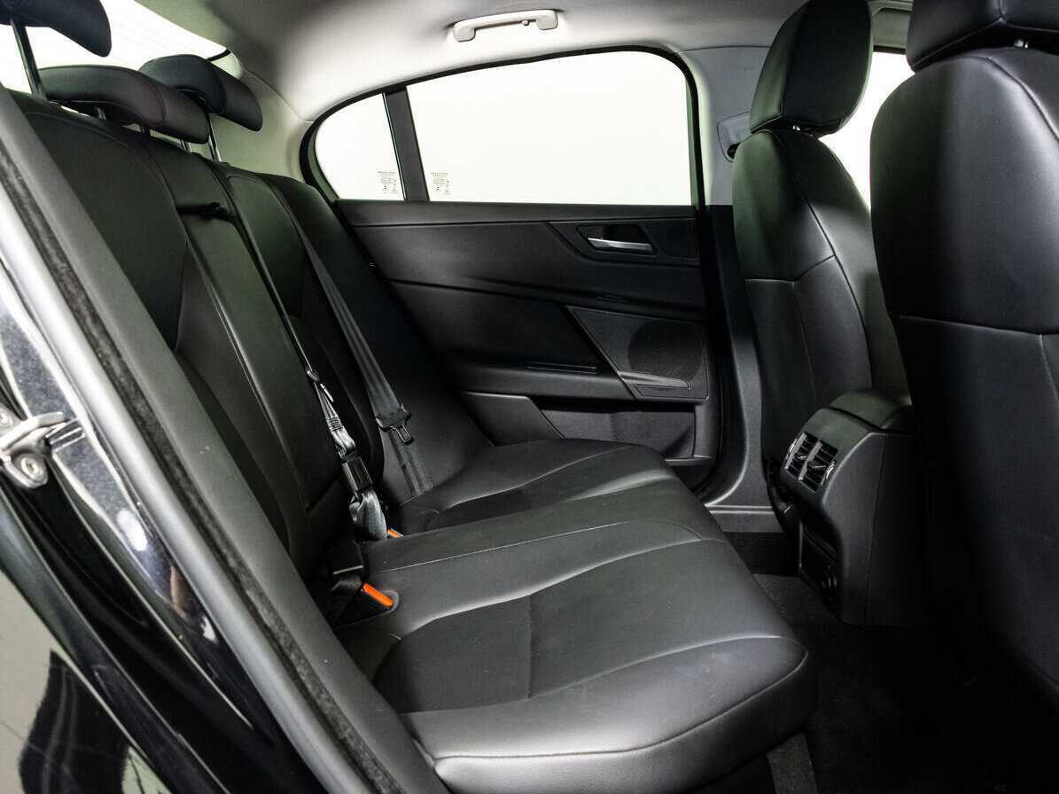 Jaguar XE с пробегом — 2017 год. Фото: #15