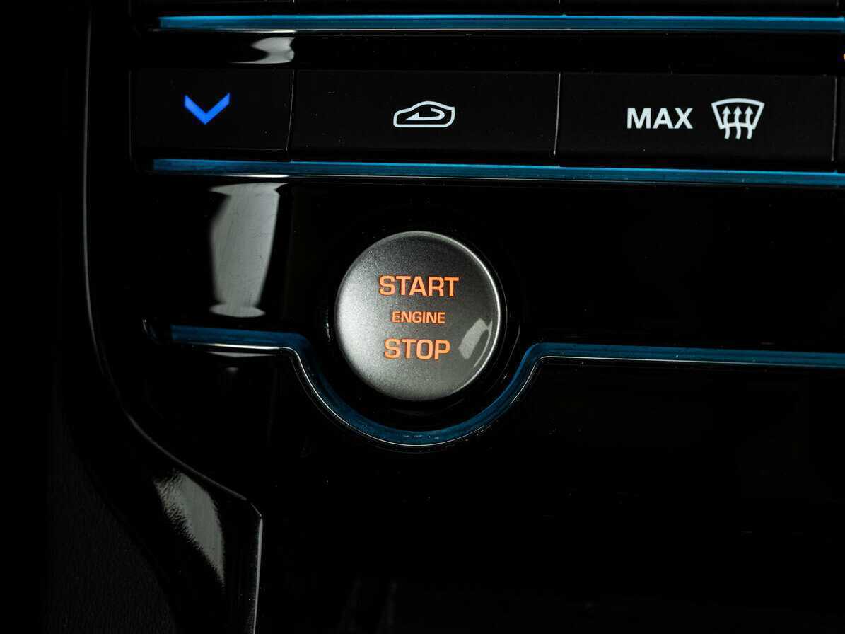 Jaguar XE с пробегом — 2017 год. Фото: #17