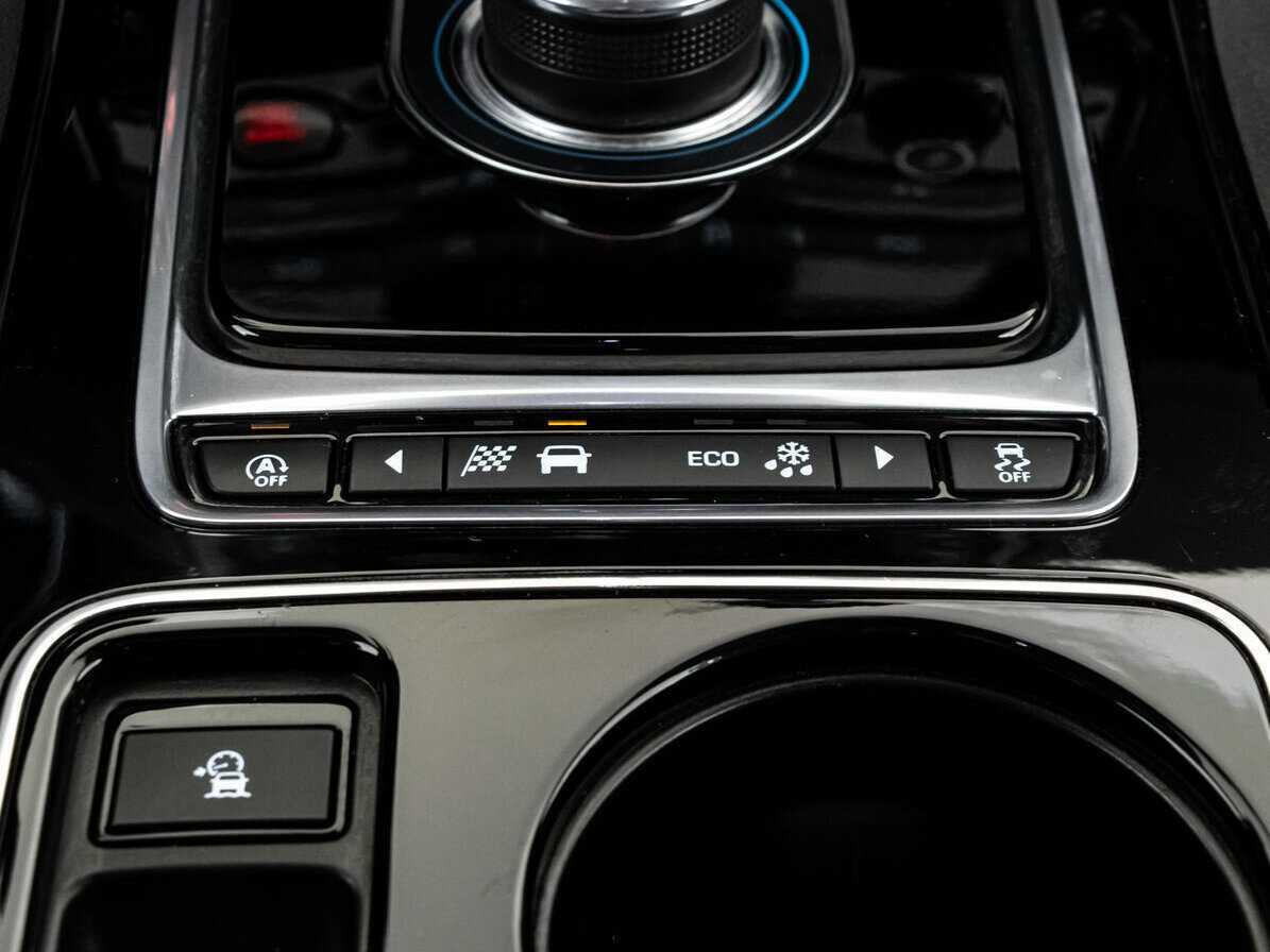 Jaguar XE с пробегом — 2017 год. Фото: #18