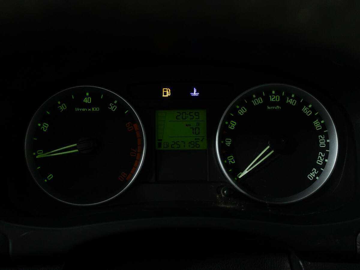 Skoda Fabia с пробегом — 2008 год. Фото: #11