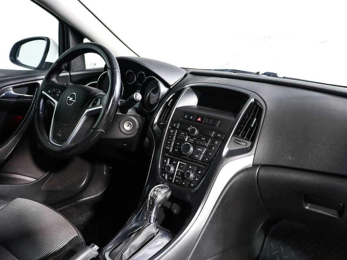 Opel Astra с пробегом — 2013 год. Фото: #6