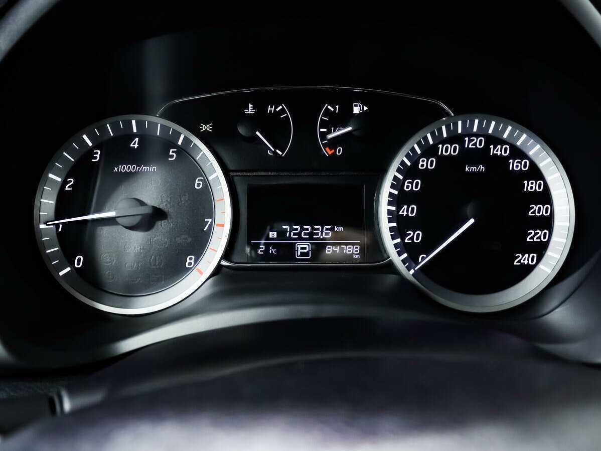 Nissan Tiida с пробегом — 2015 год. Фото: #7