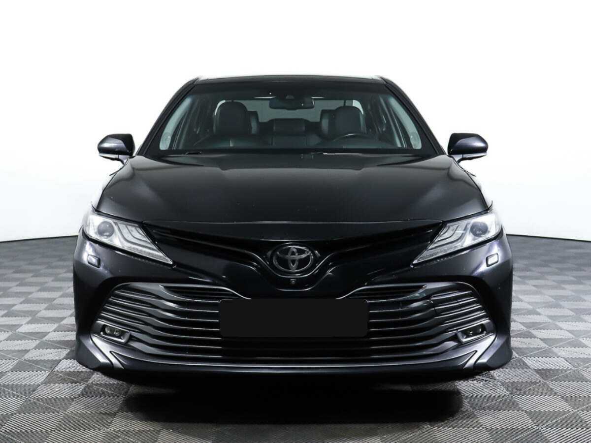 Toyota Camry с пробегом — 2018 год. Фото: #1