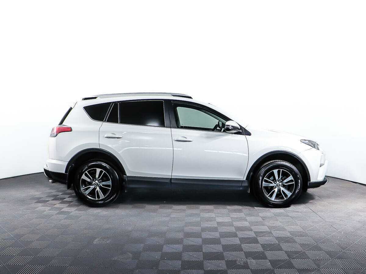 Toyota RAV4 с пробегом — 2017 год. Фото: #3