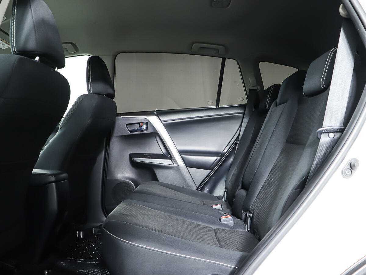 Toyota RAV4 с пробегом — 2017 год. Фото: #9