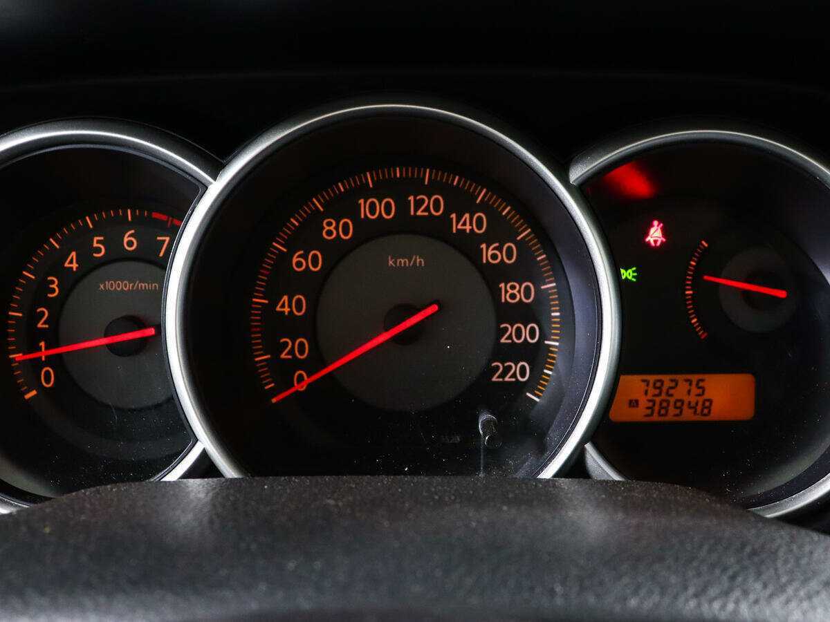 Nissan Tiida с пробегом — 2010 год. Фото: #8