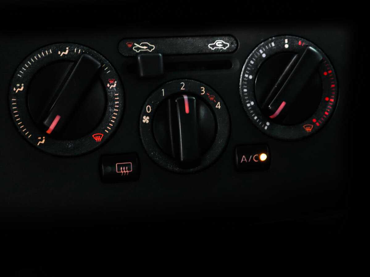 Nissan Tiida с пробегом — 2010 год. Фото: #12