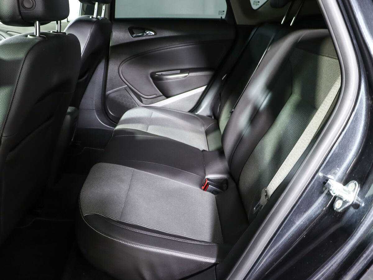 Opel Astra с пробегом — 2011 год. Фото: #7