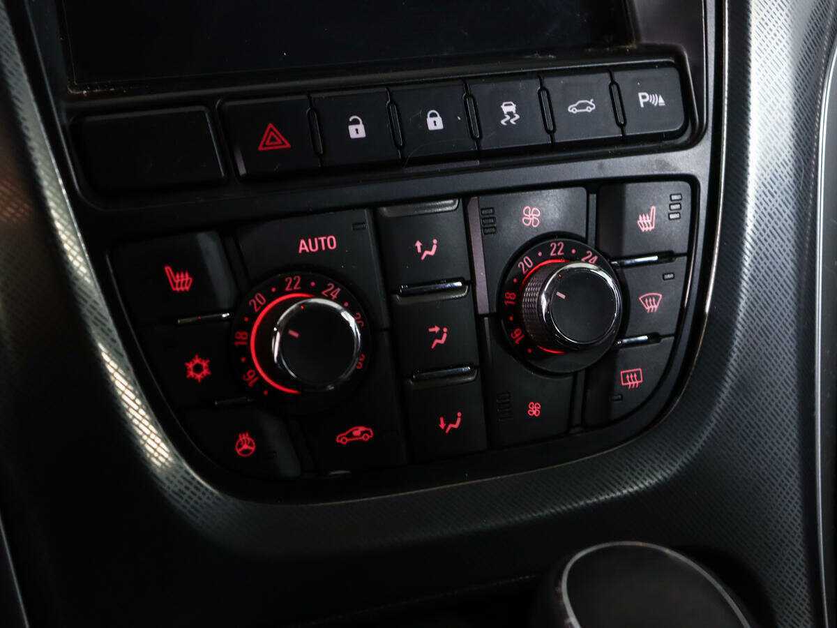 Opel Astra с пробегом — 2011 год. Фото: #15