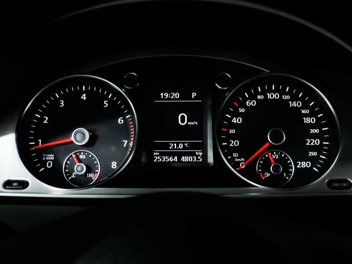 Volkswagen Passat CC с пробегом — 2011 год. Фото: #8