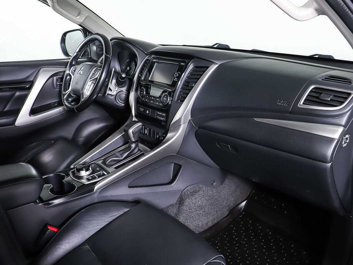 Mitsubishi Pajero Sport с пробегом — 2016 год. Фото: #8