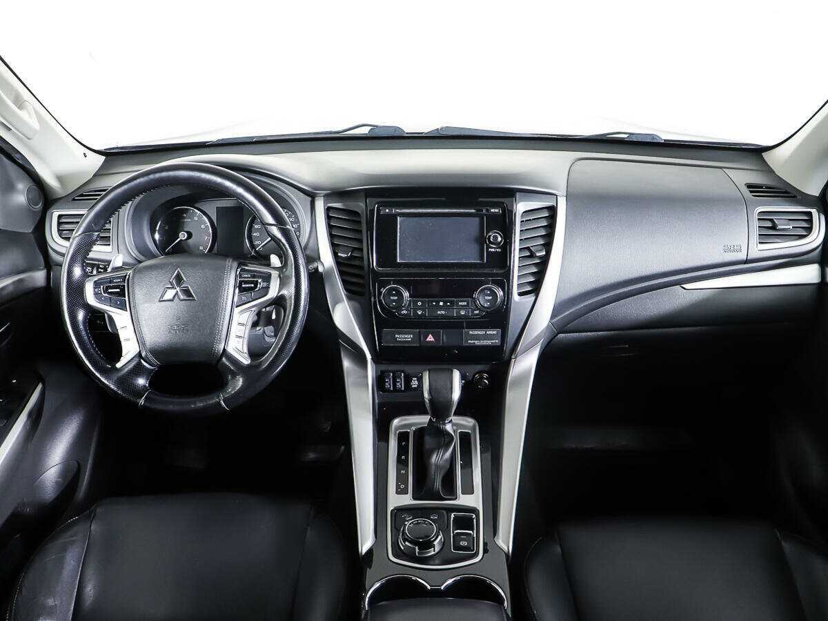Mitsubishi Pajero Sport с пробегом — 2016 год. Фото: #10