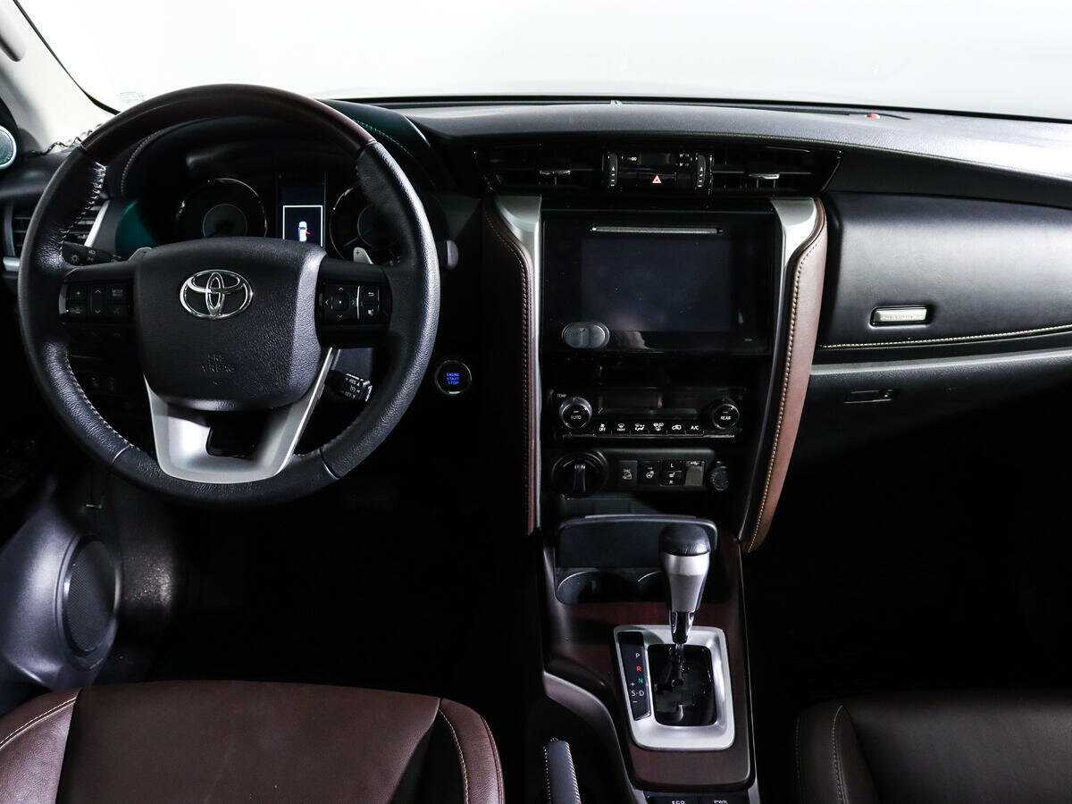 Toyota Fortuner с пробегом — 2017 год. Фото: #9