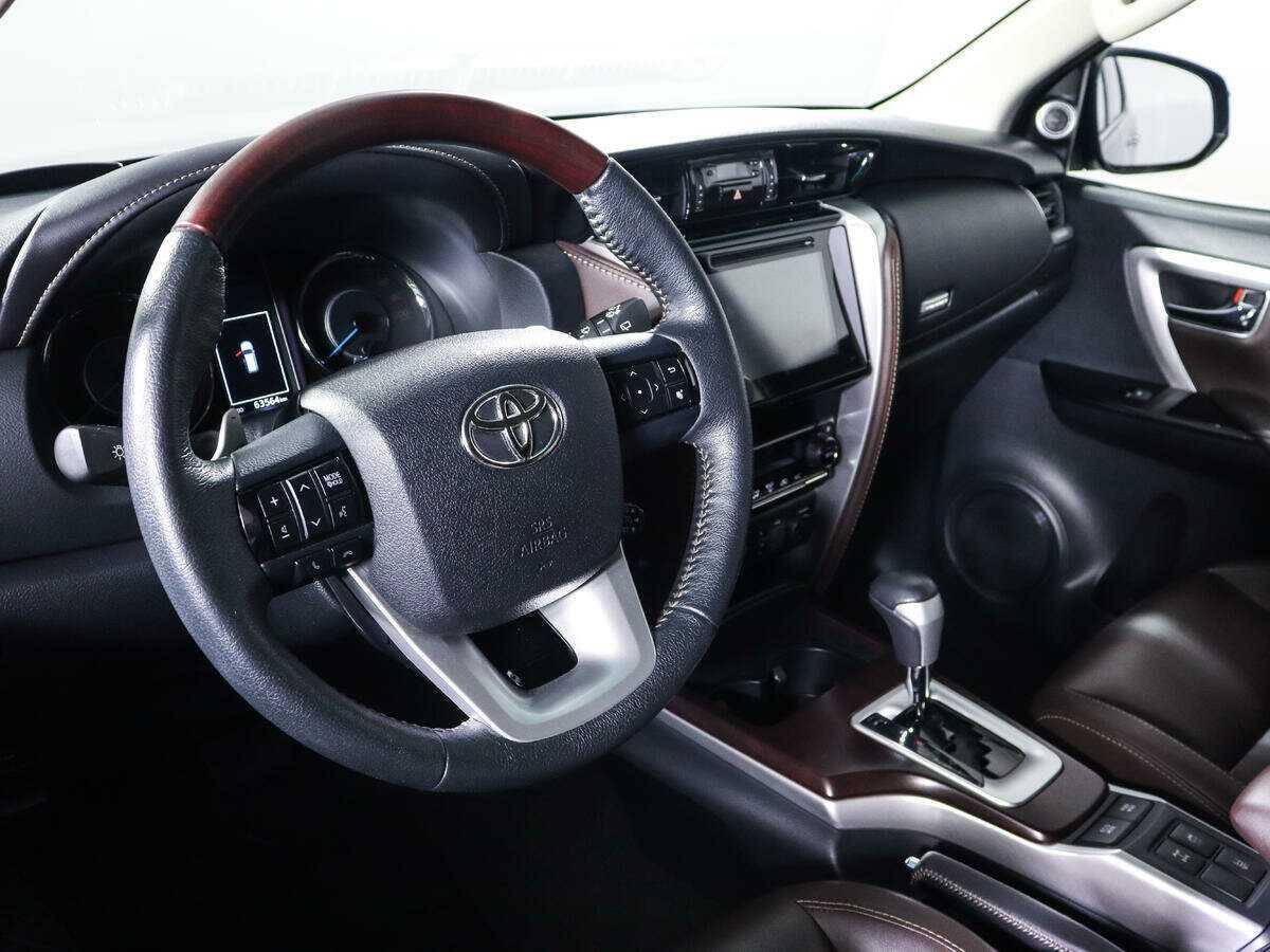 Toyota Fortuner с пробегом — 2017 год. Фото: #11