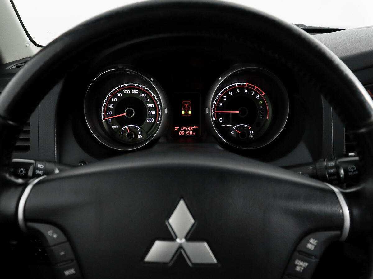 Mitsubishi Pajero с пробегом — 2011 год. Фото: #15