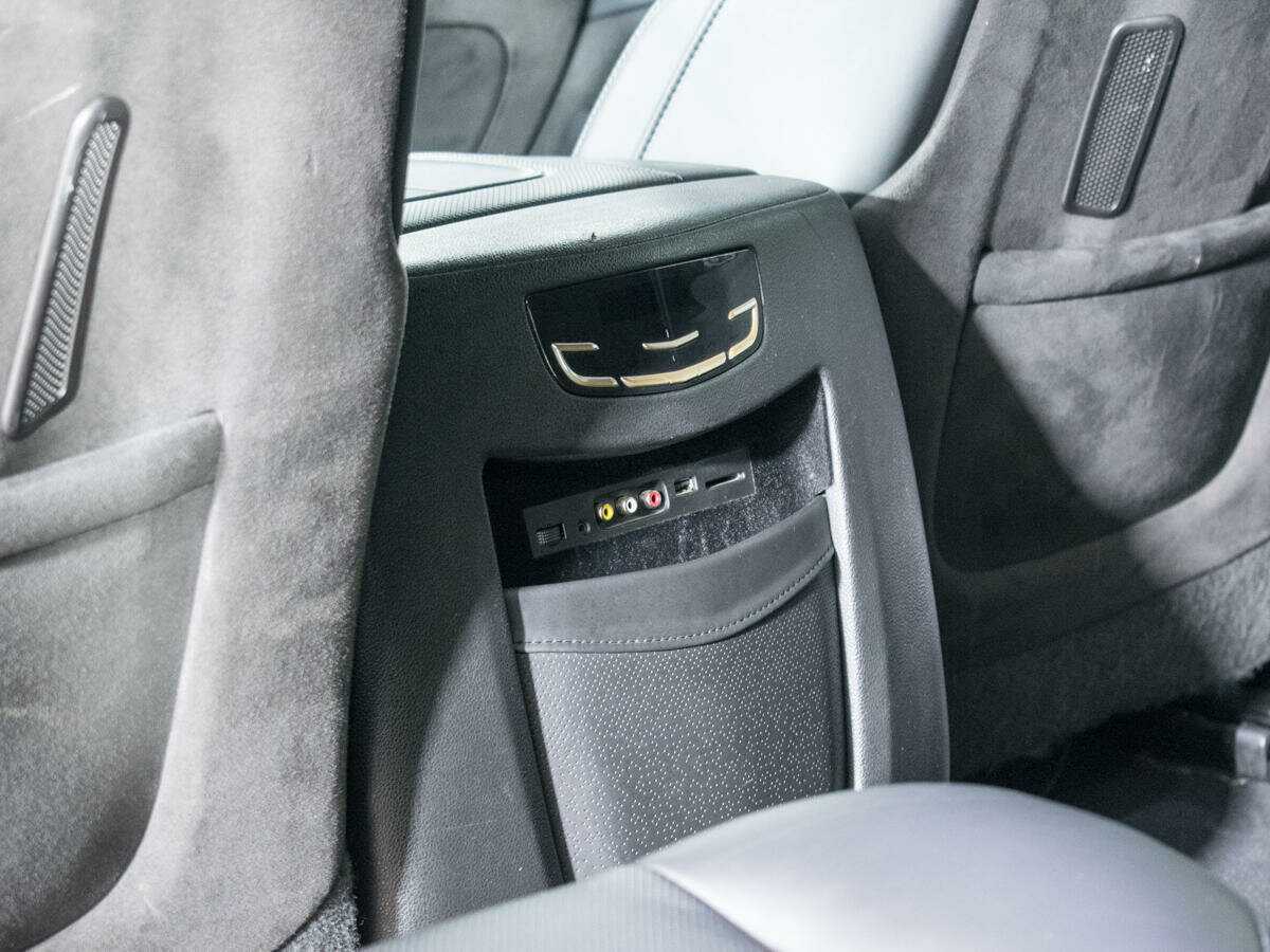 Cadillac Escalade с пробегом — 2015 год. Фото: #14