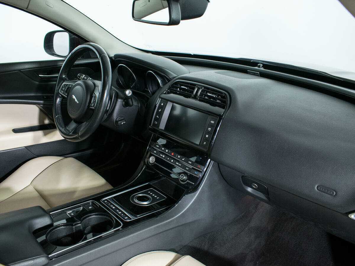Jaguar XE с пробегом — 2016 год. Фото: #8