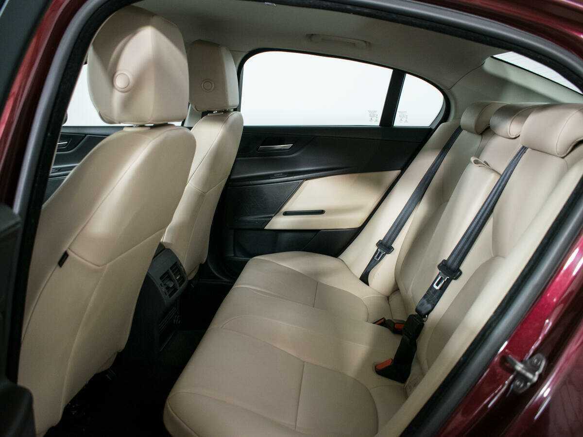 Jaguar XE с пробегом — 2016 год. Фото: #9