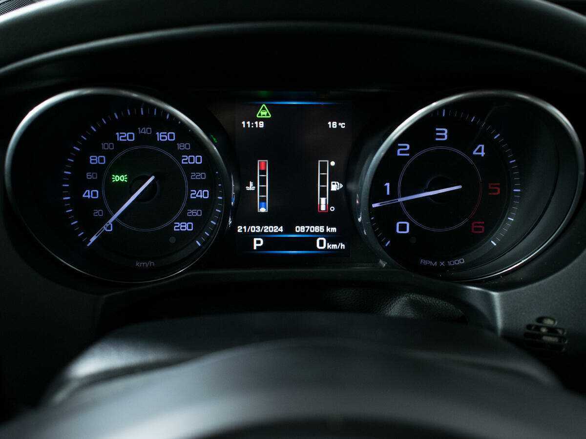 Jaguar XE с пробегом — 2016 год. Фото: #10