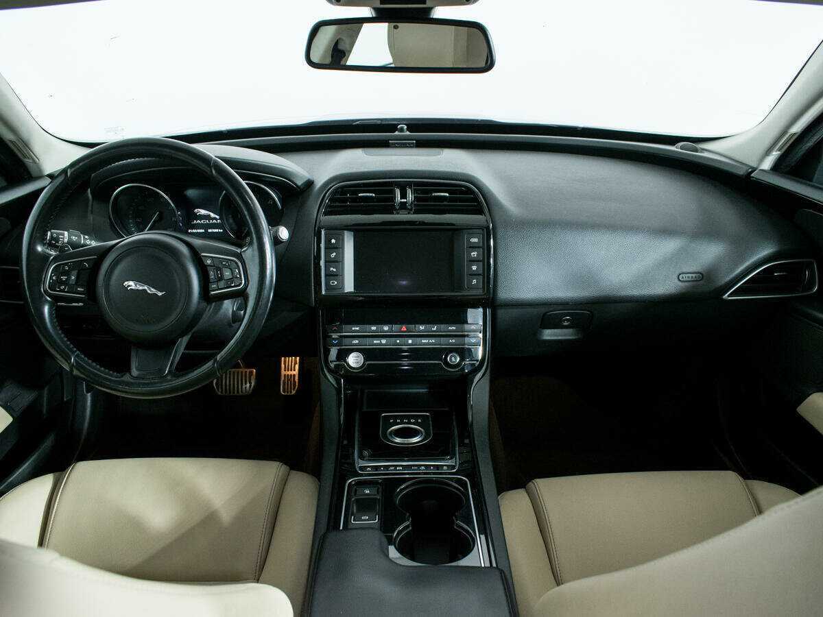 Jaguar XE с пробегом — 2016 год. Фото: #11