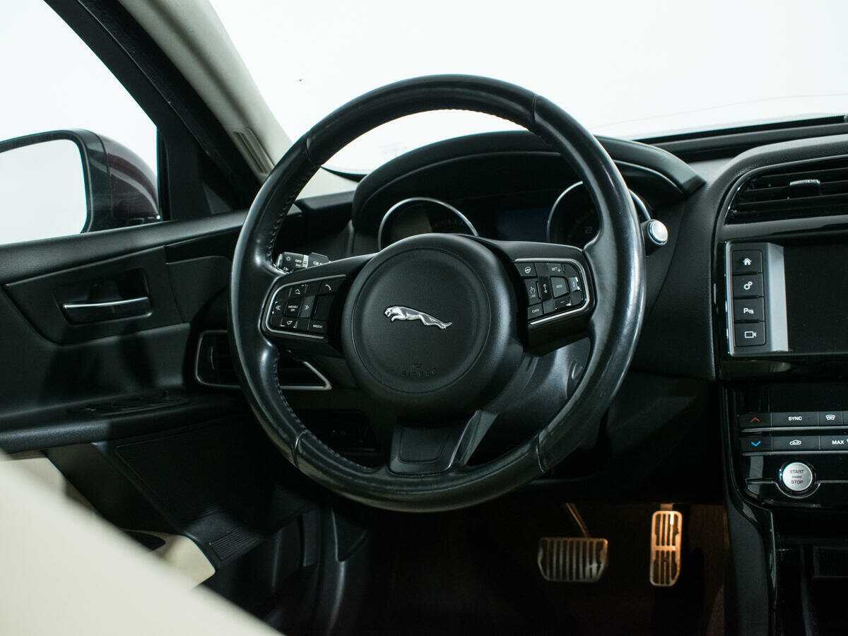 Jaguar XE с пробегом — 2016 год. Фото: #13