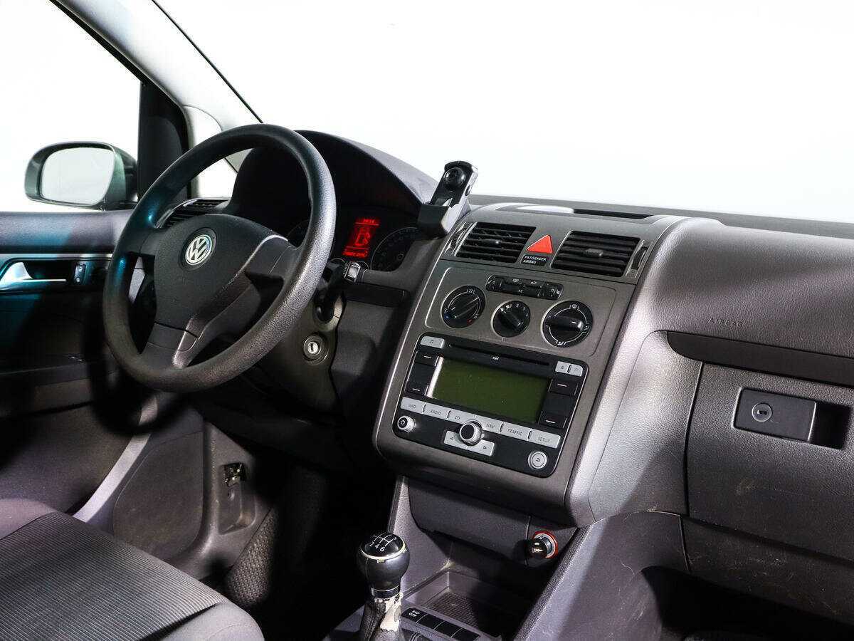 Volkswagen Touran с пробегом — 2008 год. Фото: #8