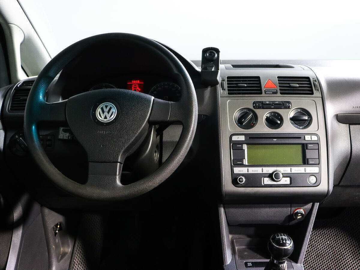 Volkswagen Touran с пробегом — 2008 год. Фото: #11