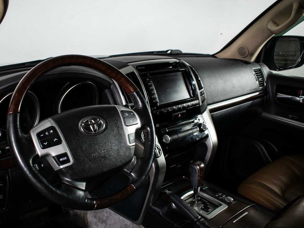 Toyota Land Cruiser с пробегом — 2015 год. Фото: #12