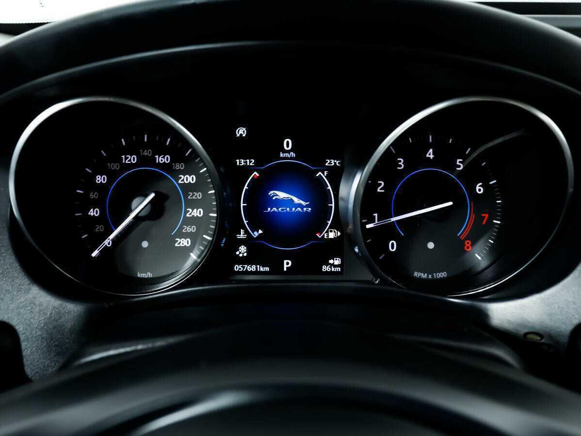 Jaguar XE с пробегом — 2018 год. Фото: #9