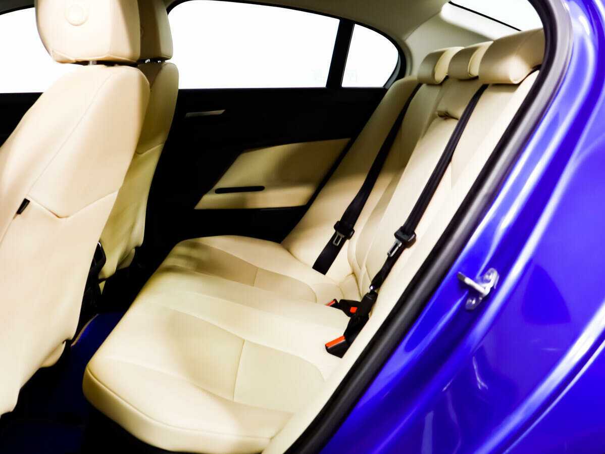 Jaguar XE с пробегом — 2018 год. Фото: #11