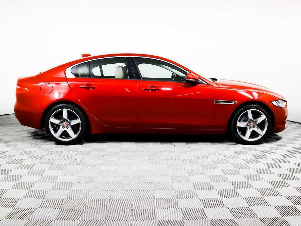 Jaguar XE с пробегом — 2017 год. Фото: #3