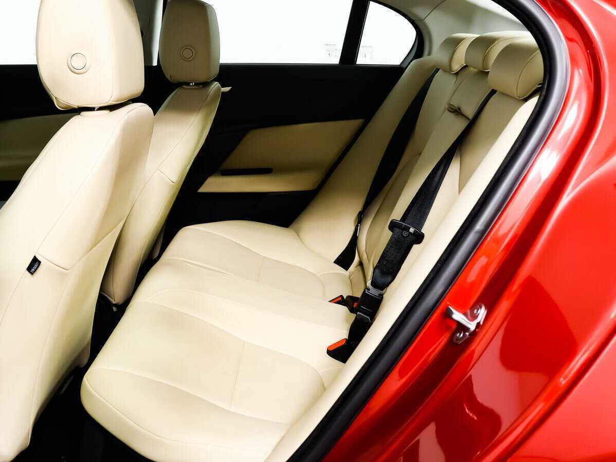 Jaguar XE с пробегом — 2017 год. Фото: #10