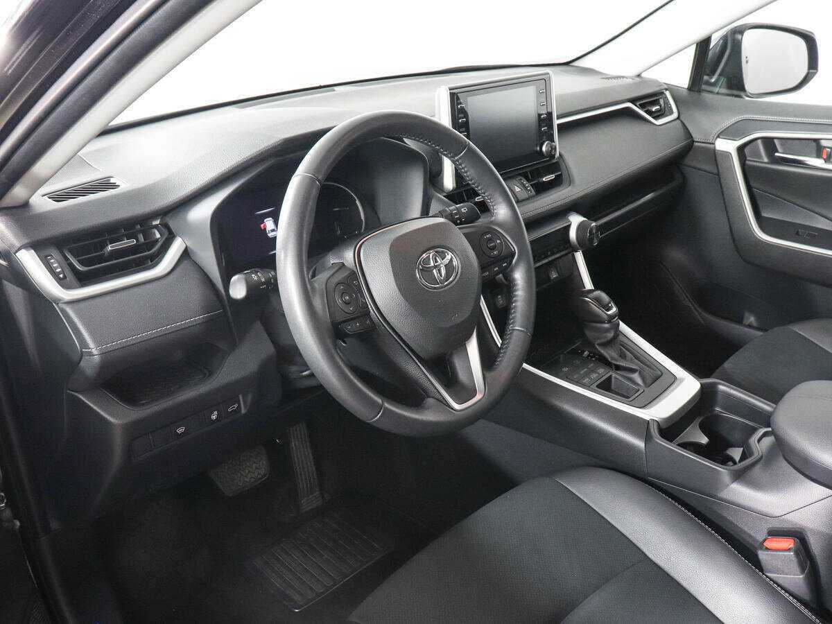 Toyota RAV4 с пробегом — 2021 год. Фото: #8