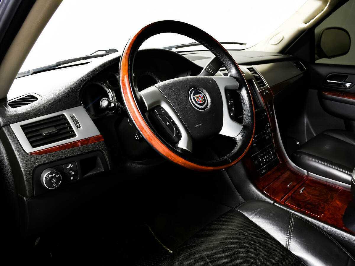 Cadillac Escalade с пробегом — 2010 год. Фото: #11