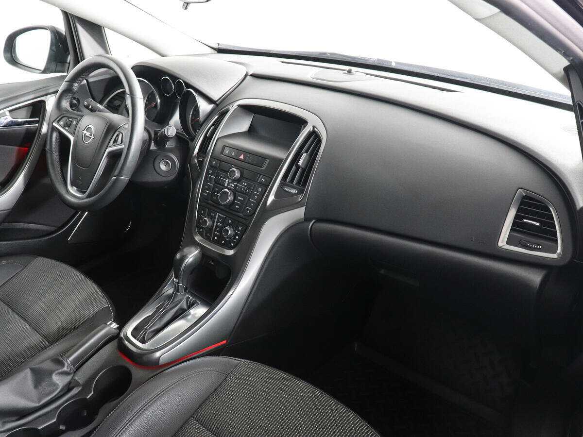 Opel Astra с пробегом — 2011 год. Фото: #9