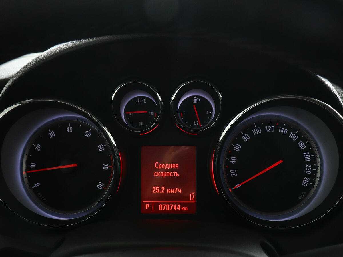 Opel Astra с пробегом — 2011 год. Фото: #10