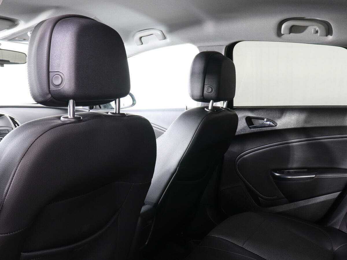 Opel Astra с пробегом — 2011 год. Фото: #11