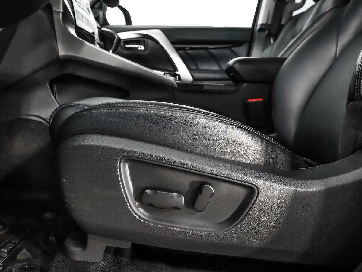 Mitsubishi Pajero Sport с пробегом — 2017 год. Фото: #9