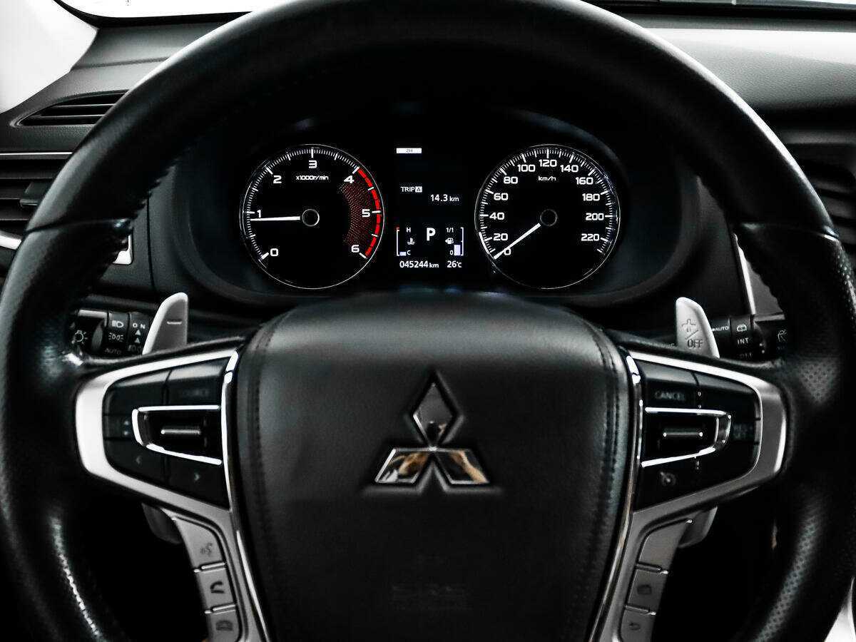 Mitsubishi Pajero Sport с пробегом — 2017 год. Фото: #18