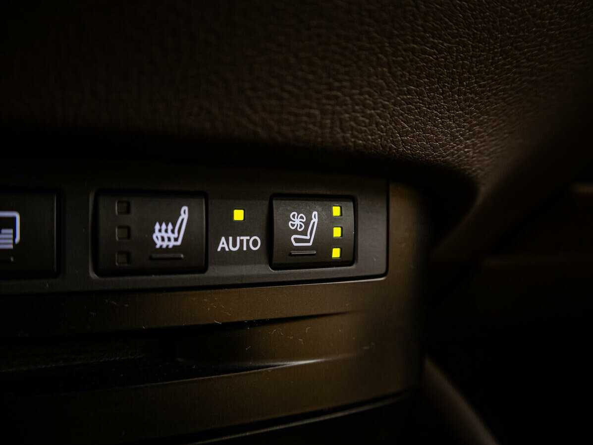 Lexus ES с пробегом — 2019 год. Фото: #17