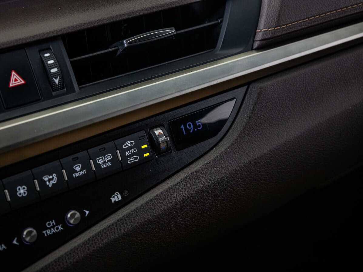 Lexus ES с пробегом — 2019 год. Фото: #21