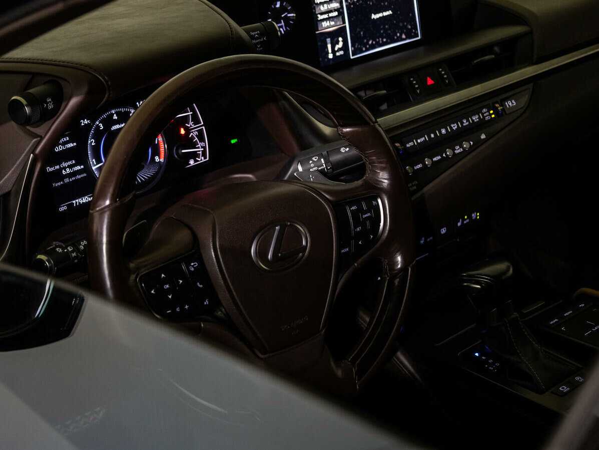 Lexus ES с пробегом — 2019 год. Фото: #29