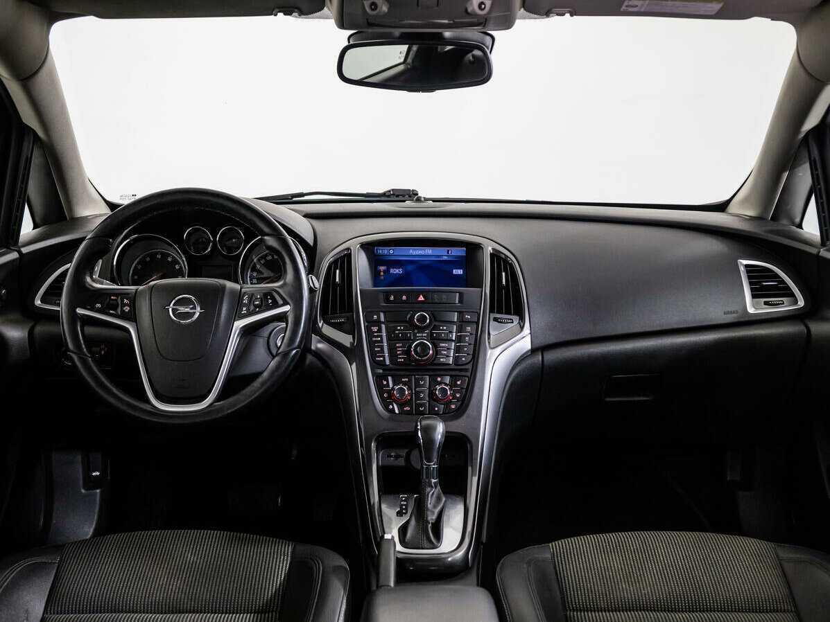 Opel Astra с пробегом — 2012 год. Фото: #10