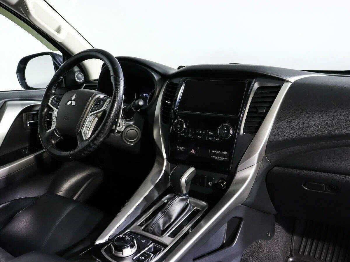 Mitsubishi Pajero Sport с пробегом — 2017 год. Фото: #6