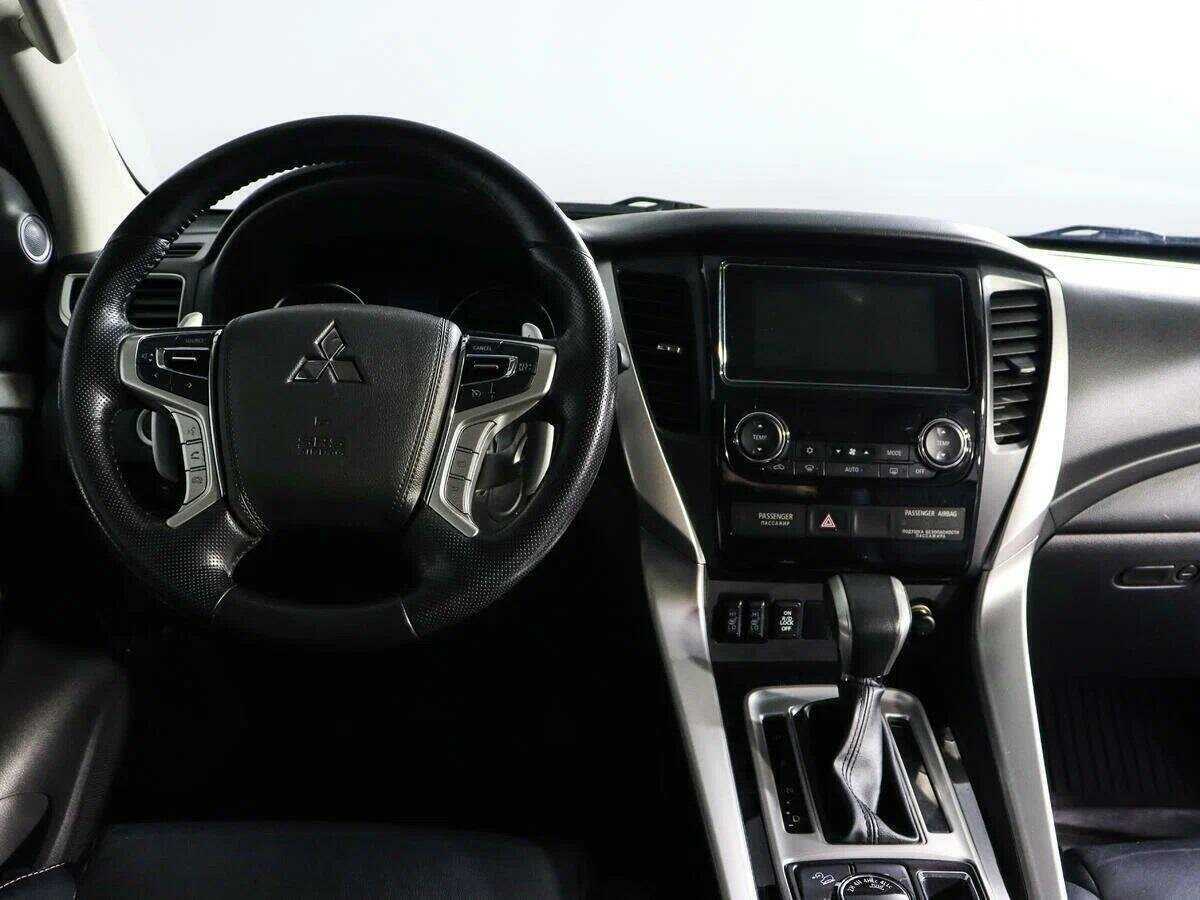 Mitsubishi Pajero Sport с пробегом — 2017 год. Фото: #9