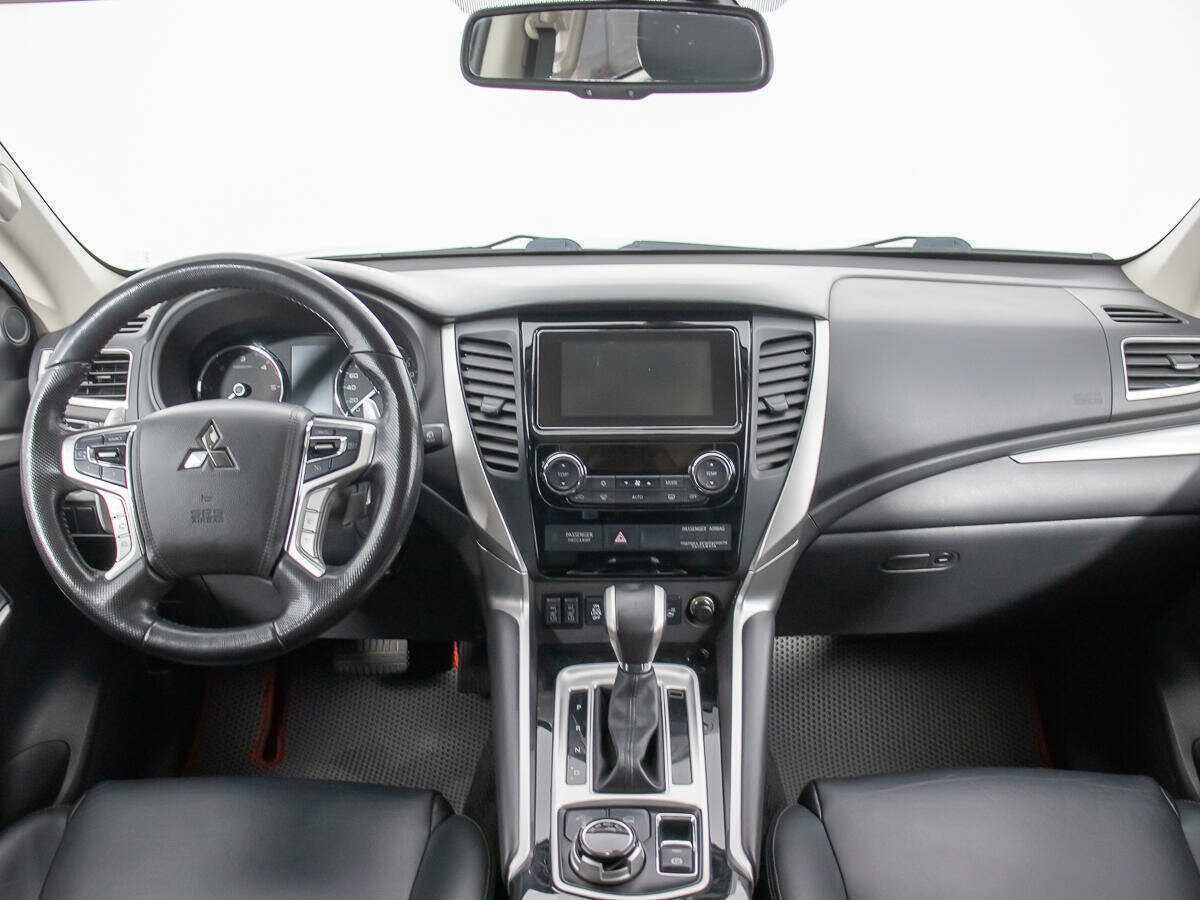 Mitsubishi Pajero Sport с пробегом — 2018 год. Фото: #12