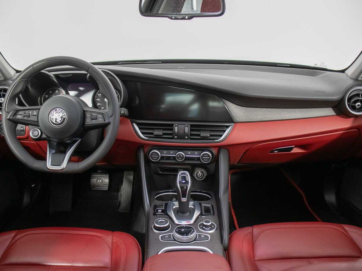 Alfa Romeo Giulia с пробегом — 2021 год. Фото: #12